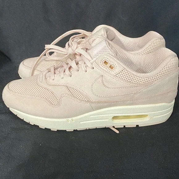 Nike Unisex Air Max Sneakers in Light tan size 10.5 woman size 8.5 men’s - Picture 1 of 6
